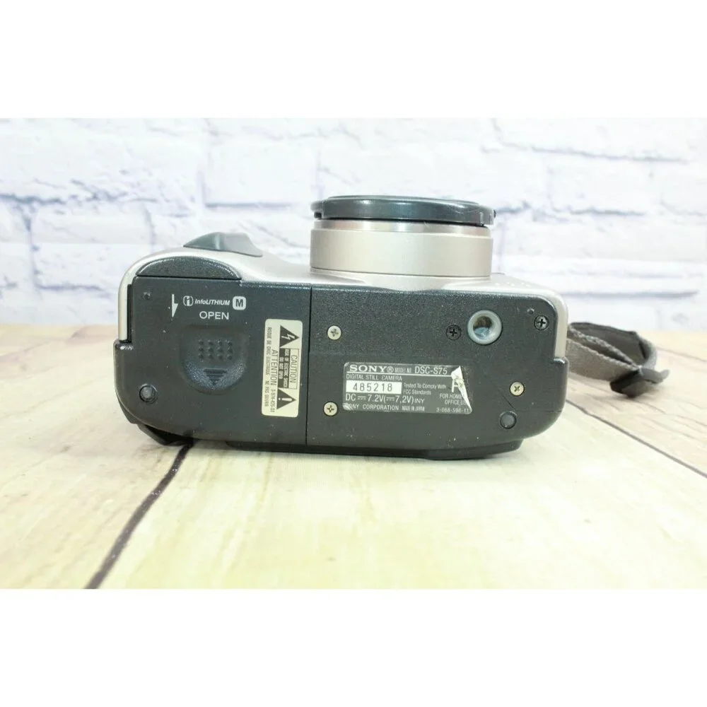 Sony Cyber Shot DSC-S75 3.2MP Digital Camera Silver with Bag